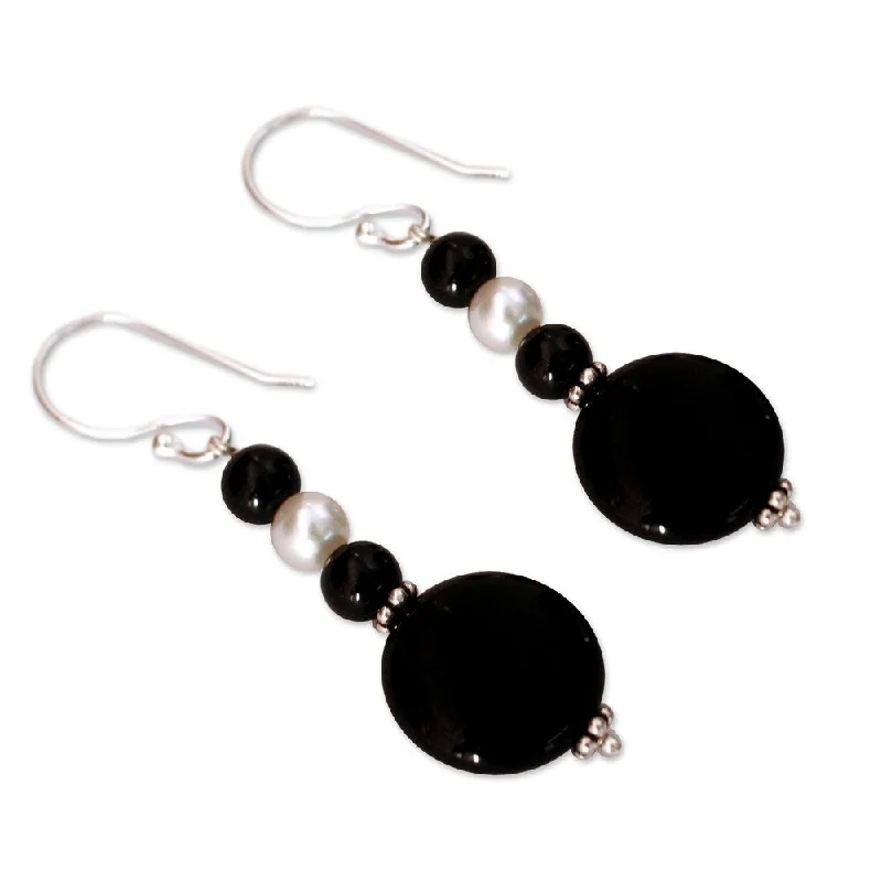 Handmade Sterling Silver 'Midnight Kisses' Onyx Pearl Earrings (5.5 mm) (India)